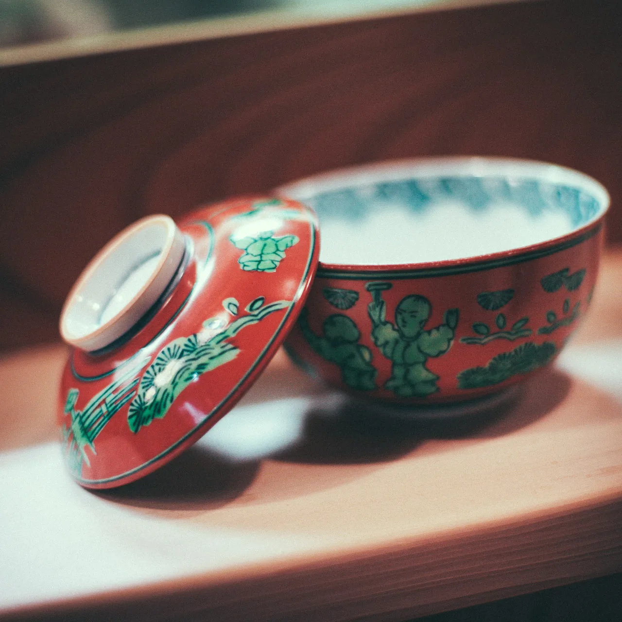 A red lacquered bowl and its lid