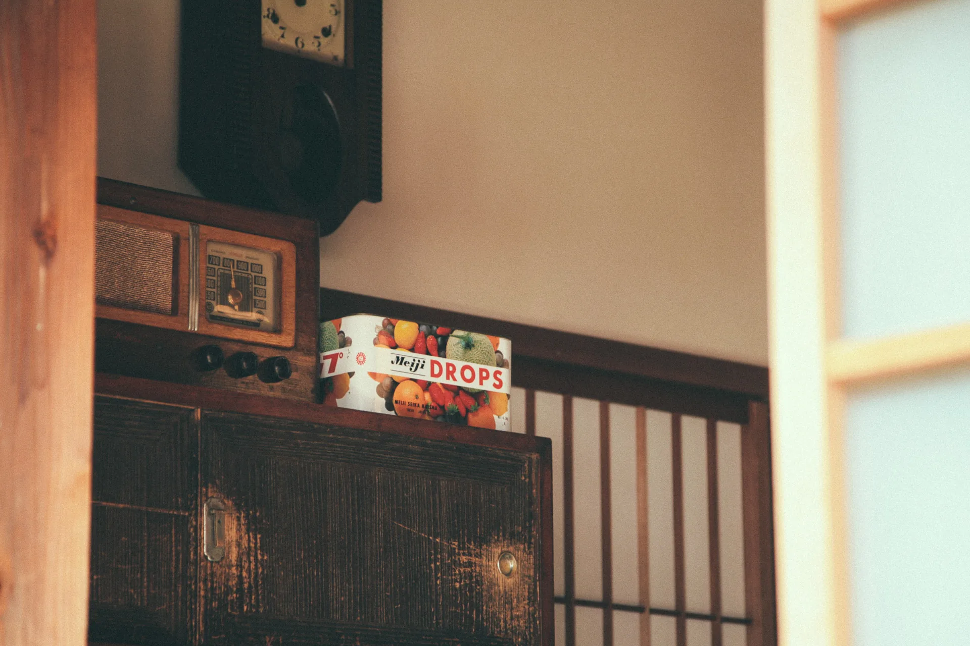 An old radio and a tin of drops on a shelf