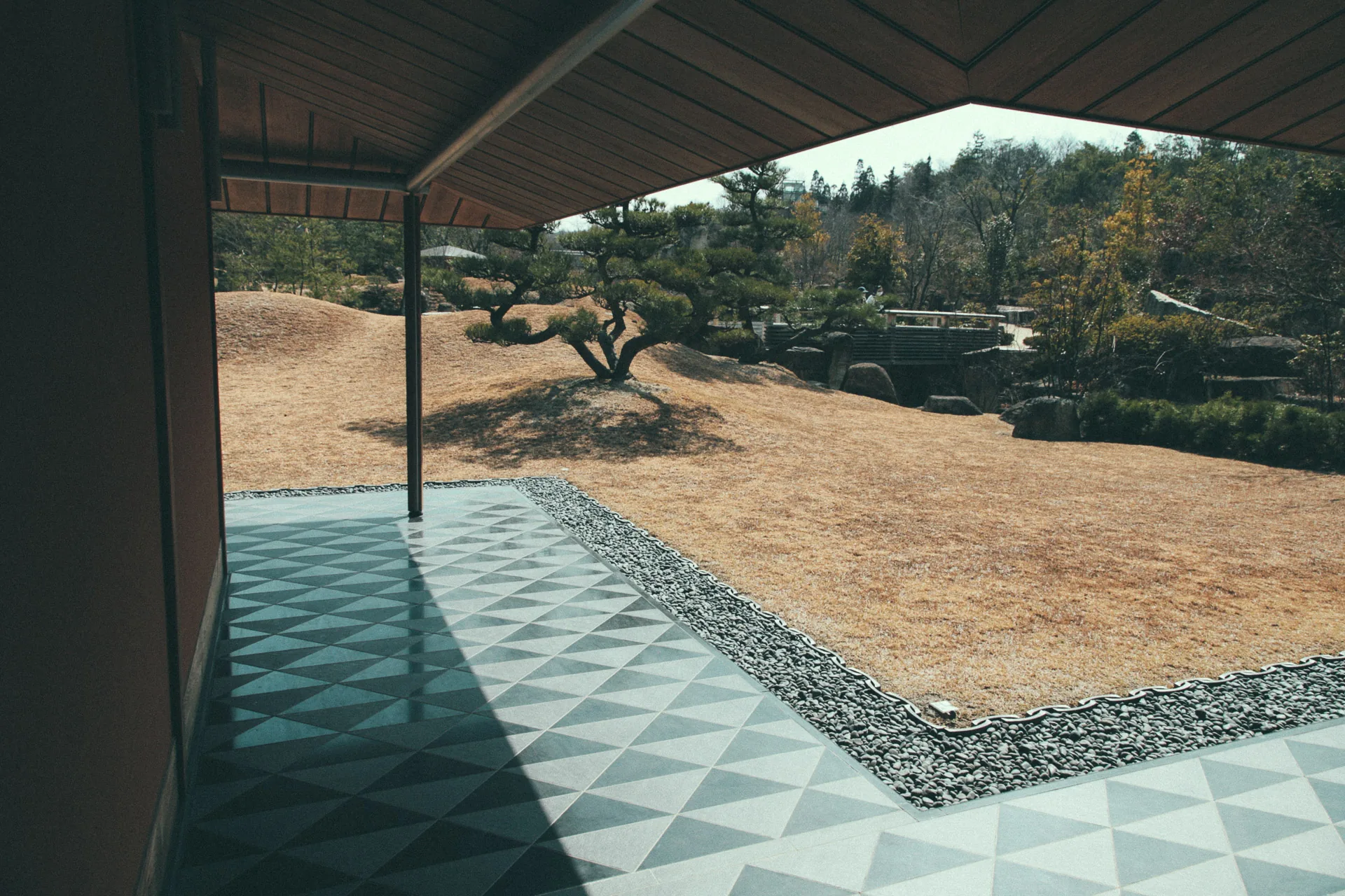 The dry garden framed by the tea house roof