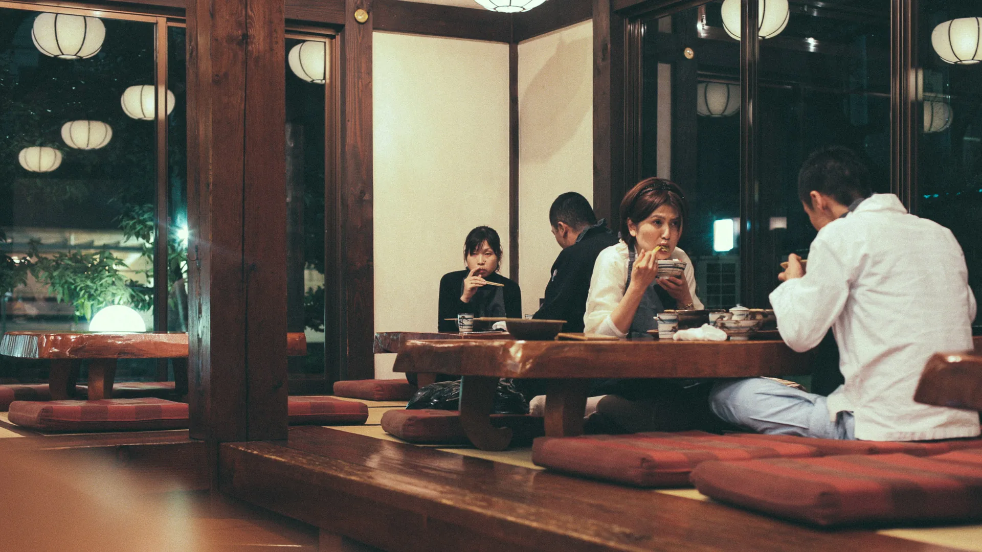 Diners at low tables at Yamamotoya