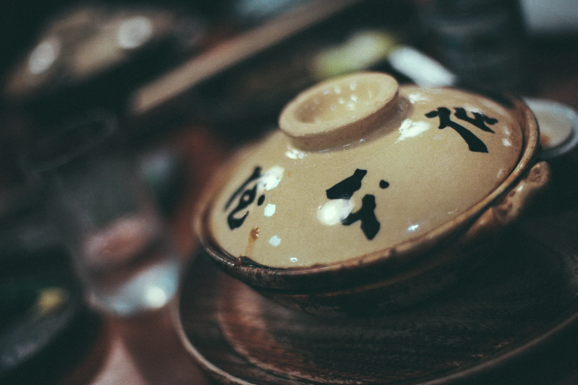 A clay pot of miso-nikomi udon