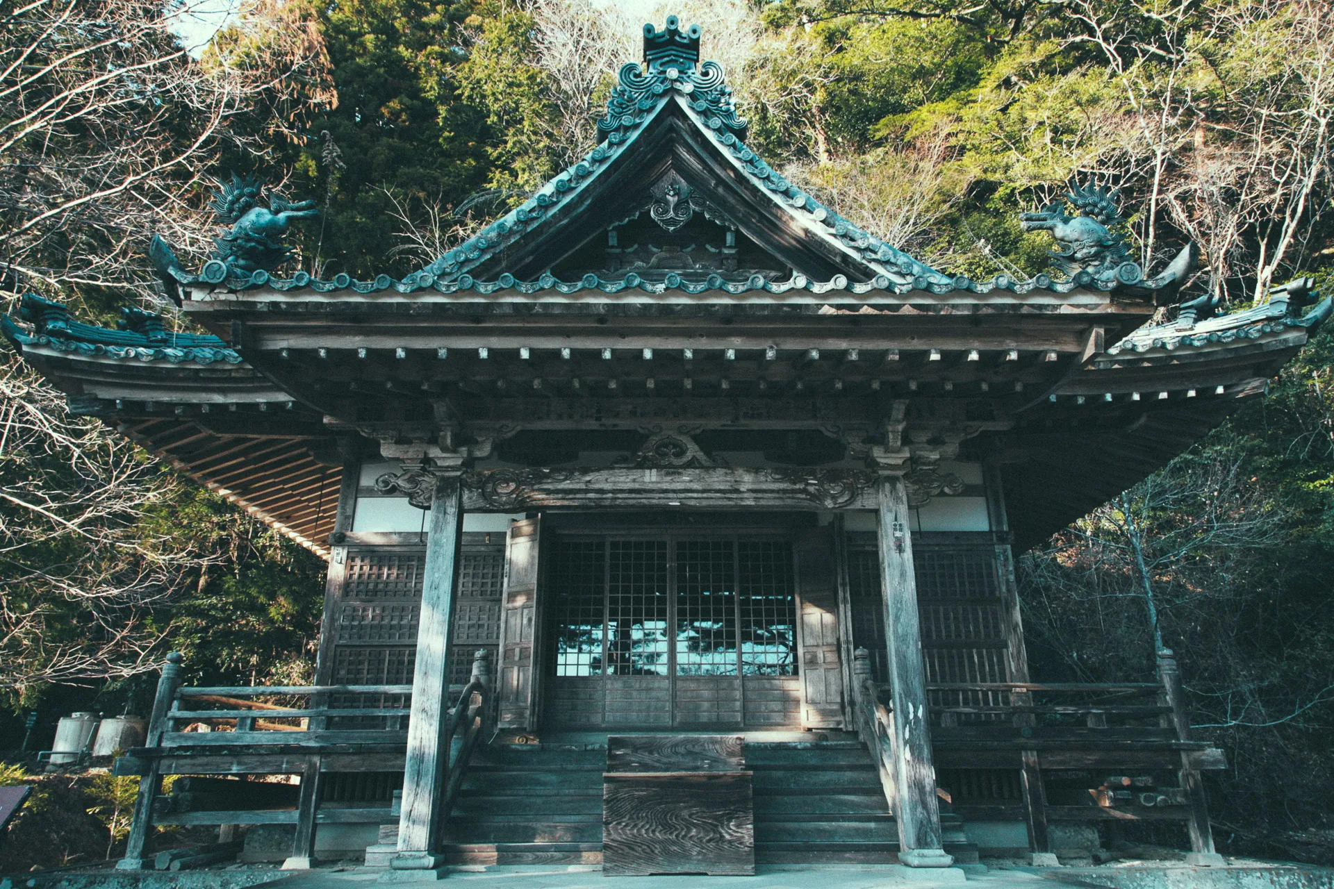 A temple hall with green tiled roofs