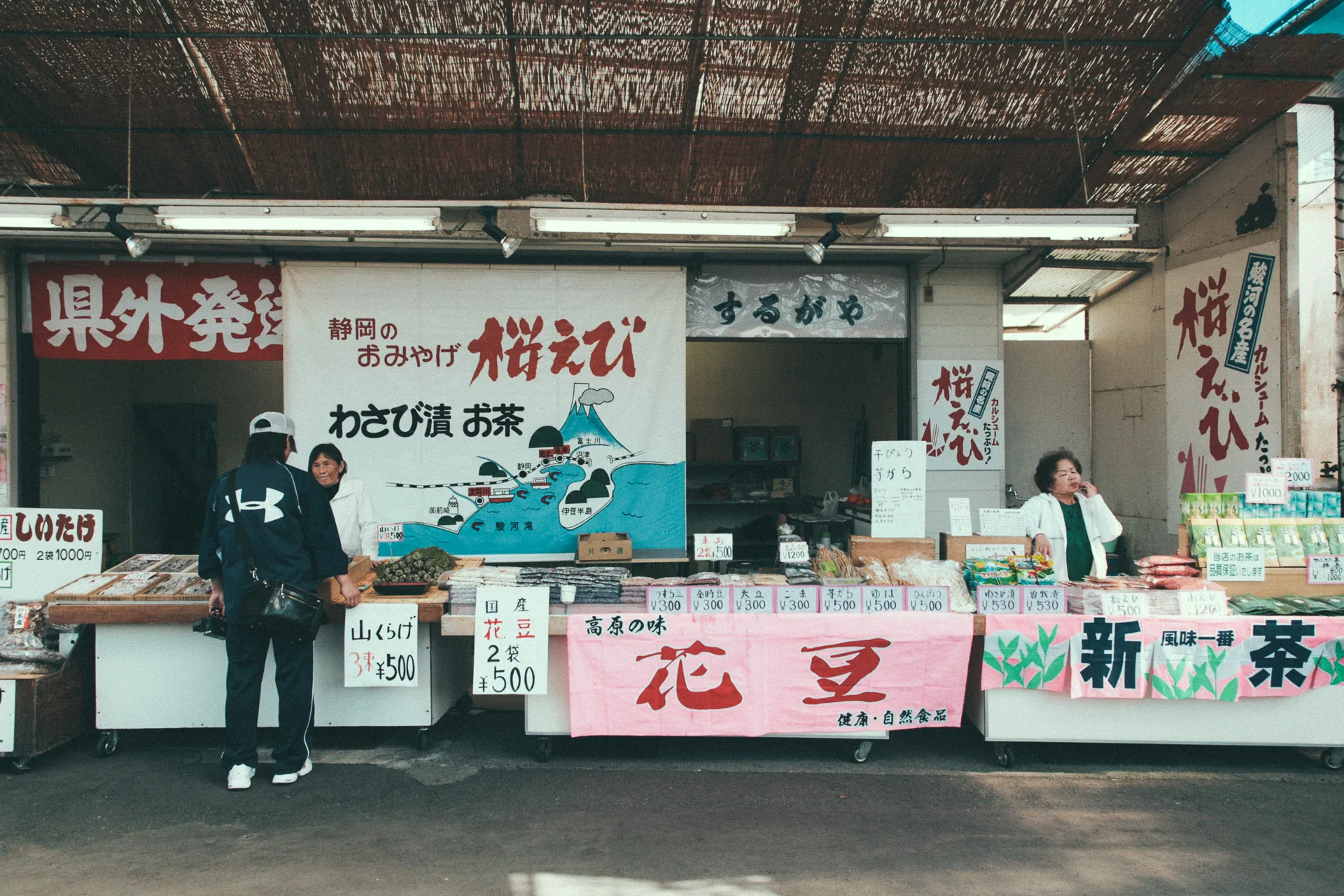 A souvenir stand along the trail to the falls
