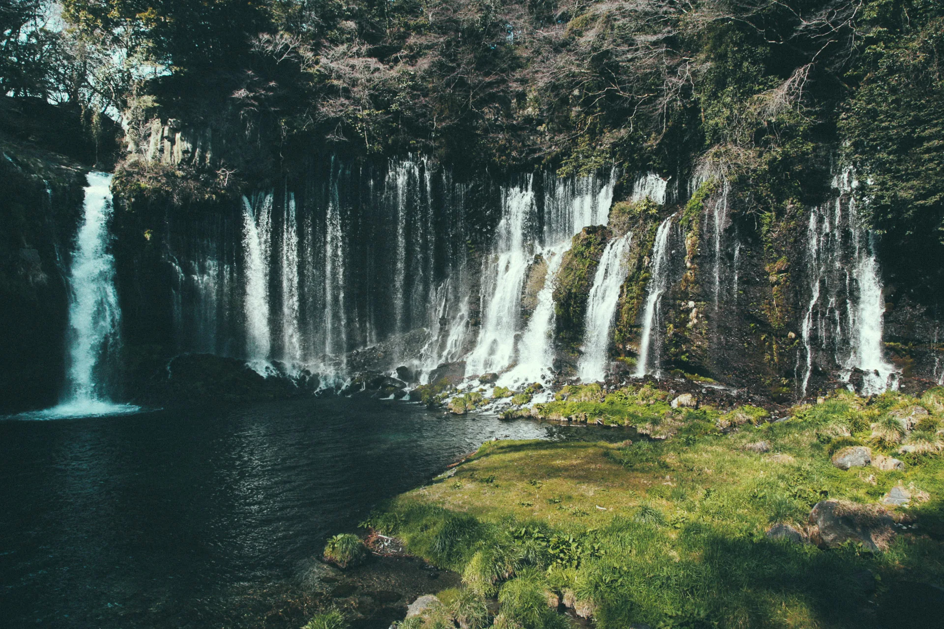 The wide curtain of Shiraito Falls