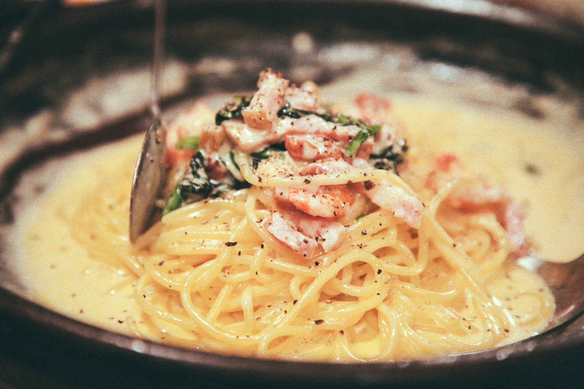 Creamy pasta with salmon and greens